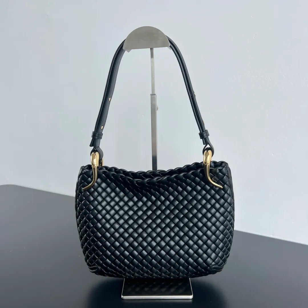 Batch 3000 #Bv 2023 early spring new product Clicker 730968 returns to the most classic small weave. The entire bag is made of lamb woven leather, which perfectly highlights the exquisite craftsmanship of our bottega. The metal at the fixed shoulder strap is made of Muse brass and is inspired by pipe clips. It highlights the sense of high-end temperament, intellectual elegance 💓The interior capacity is large enough for daily needs, and will be young and fashionable. The modern style runs through it, and the one strongly recommended by Internet celebrity bloggers will capture your heart! 💕 Size: 27x19x11.5